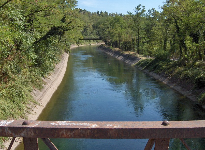 Il Canale Villoresi visto dal ponte lungo il sentiero che lo scavalca