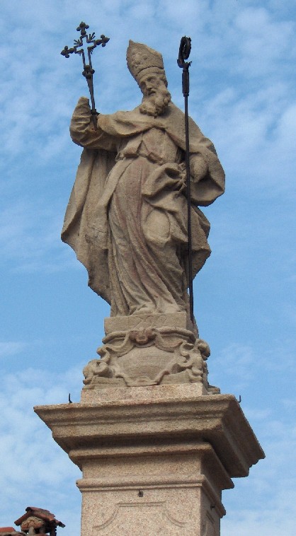 La statua di San Dionigi in piazza Sant'Ambrogio (foto dell'autore di questo sito)