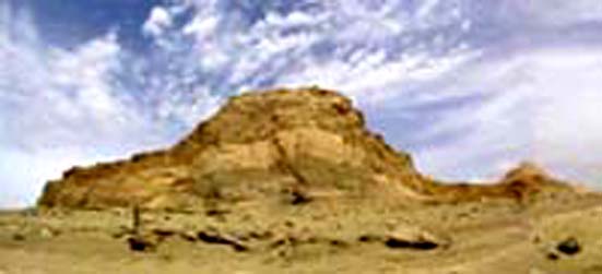 La presunta piramide di metallo del monte Baigong (da CCTV)