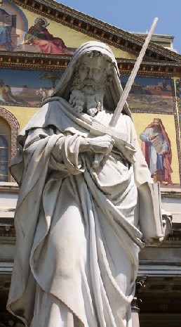 La grande statua dell'Apostolo delle Genti davanti alla Basilica di San Paolo fuori le Mura a Roma