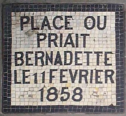 Mosaico che indica la posizione di Bernardette davanti alla Grotta l'11 febbraio 1858