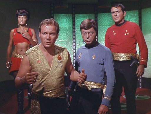 Uhura, Kirk, McCoy e Scott nell'universo parallelo chiamato "universo dello specchio"