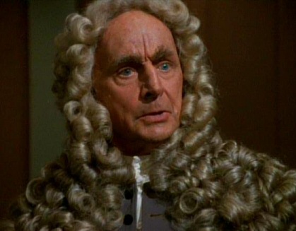 Isaac Newton interpretato dall'attore Peter Dennis nella puntata di "Star Trek, Voyager" intitolata "Death Wish"
