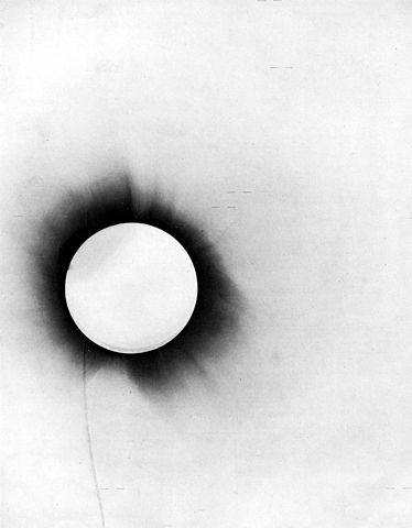 Negativo originale della foto dell'eclisse del 29 maggio 1919 con evidenziate le posizioni delle stelle spostate rispetto al disco solare