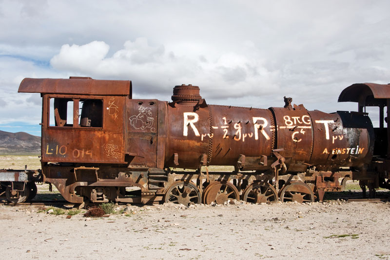 Le equazioni gravitazionali di Einstein dipinte da un anonimo autore su una locomotiva abbandonata a Uyuni, nella regione di Potosì, in Bolivia