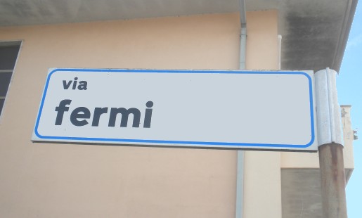 Il cartello che indica via Enrico Fermi a Lonate Pozzolo, comune natale dell'autore di questo sito
