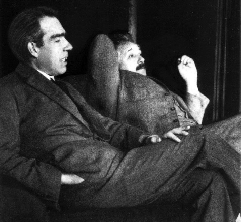 Einstein e Bohr fotografati insieme al Congresso Solvay del 1930