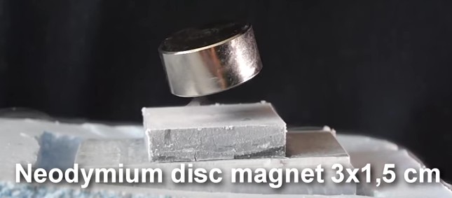 Levitazione magnetica di un superconduttore di neodimio