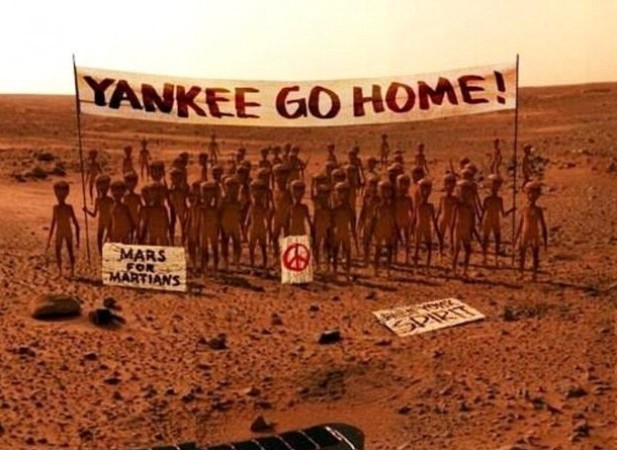 La Prima immagine marziana trasmessa da Curiosity a Terra il 6 agosto 2012
