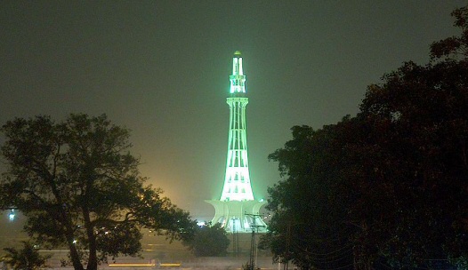 Veduta notturna del grande minareto della capitale Lahore