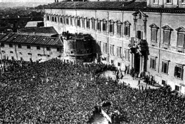 11 giugno 1946: folla di monarchici davanti al Quirinale dopo la proclamazione dell'esito referendario