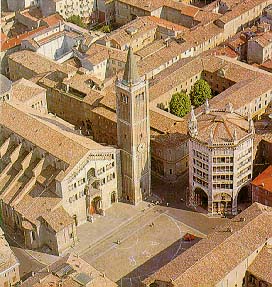 Parma, la piazza del Duomo. Sulla destra si vede il Battistero