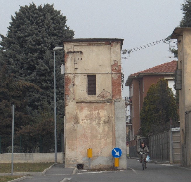 Un vero reperto di archeologia industriale: la cabina che si trovava in via Sormani, costruita alla fine dell'ottocento per rifornire di elettricit la vicina filanda. Purtroppo  stata abbattuta alla fine del 2007