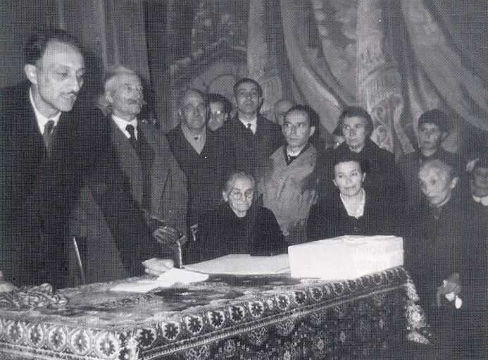 Anni Quaranta: consegna della medaglia d'oro al merito scolastico alle maestre Ida Catellani (seduta al centro della foto) e Rosa Tognella (alla sua sinistra). In piedi, in primo piano da sinistra: ing. Pietro Giulio Bosisio, sindaco; dott. Camillo Piccinelli, medico condotto; dott. Attilio Foschi, veterinario; Tiberio Brusatori