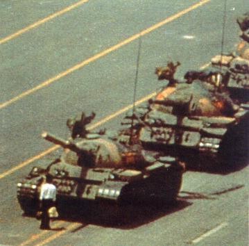 L'immagine simbolo della "Rivoluzione di Piazza Tien An Men"