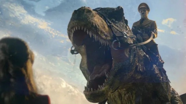 Adolf Hitler cavalca un Tirannosauro nel B-movie "Iron Sky 2" (2019)