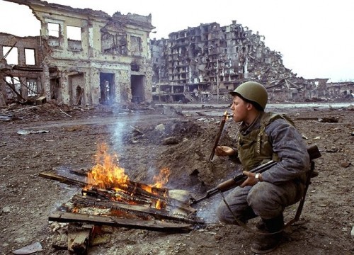 Un soldato sovietico in una Groznyj rasa al suolo