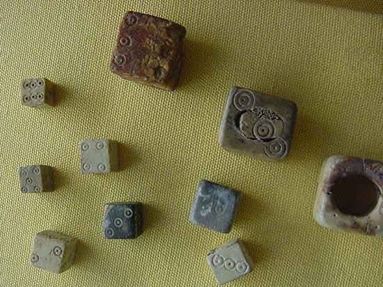 Antichi dadi ritrovati in una tomba etrusca