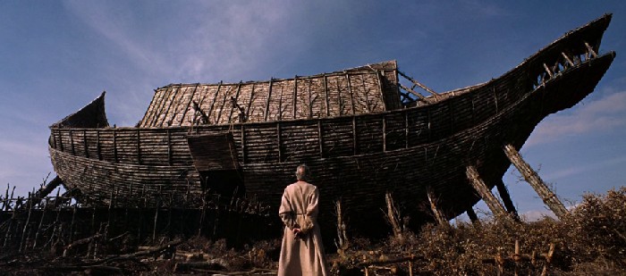 L'arca di No immaginata nel film "La Bibbia" di John Houston. Come si vede, contrariamente alle indicazioni del testo biblico, in questo film il mitico vascello  rappresentato con la forma di una vera e propria nave, con tanto di scafo