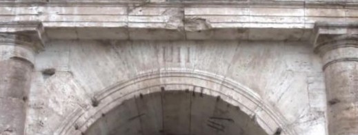 Il 52 ingresso al Colosseo, indicato con un numero romano (foto dell'autore di questo sito)
