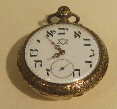 Orologio da tasca con numeri ebraici, oggi presso il Museo Ebraico di Berlino
