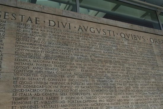 Le Res gestae divi Augusti incise sull'Ara Pacis a Roma