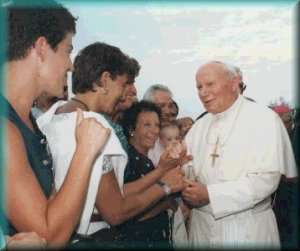 Giovanni Paolo II durante uno dei suoi abituali bagni di folla