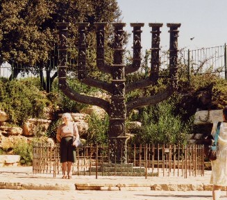 La grande Chanukkah posta davanti alla Knesset, il parlamento israeliano di Gerusalemme (foto dell'autore di questo sito; clicca per ingrandire)