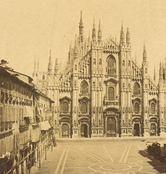 Piazza Duomo nel 1860 circa. Sulla sinistra si vede il Coperto dei Figini, che  stato demolito nel 1864 per allargare la piazza