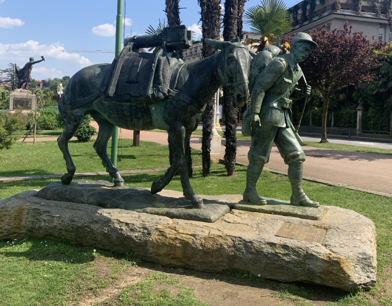 Il monumento all'alpino e al suo mulo, sul lungolago di Stresa (foto dell'autore di questo sito)